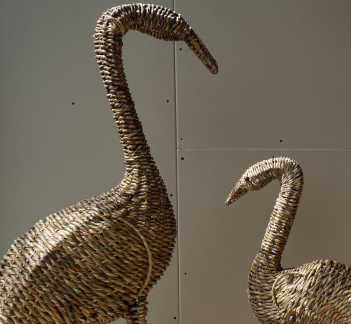 Détail rénovation sculpture oiseau en feuille de massettes - Les Liens Naturels - Atelier de Vannerie - Audrey Alvarez - Ladeuze - Belgique